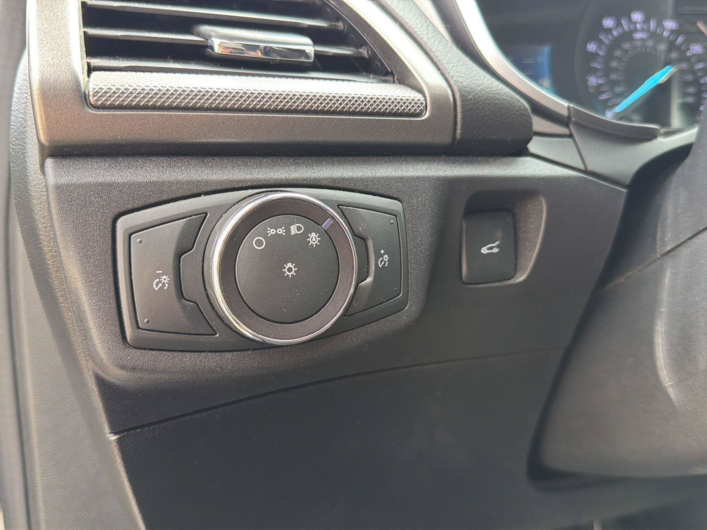 Used 2019 Ford Fusion SE FWD image 19