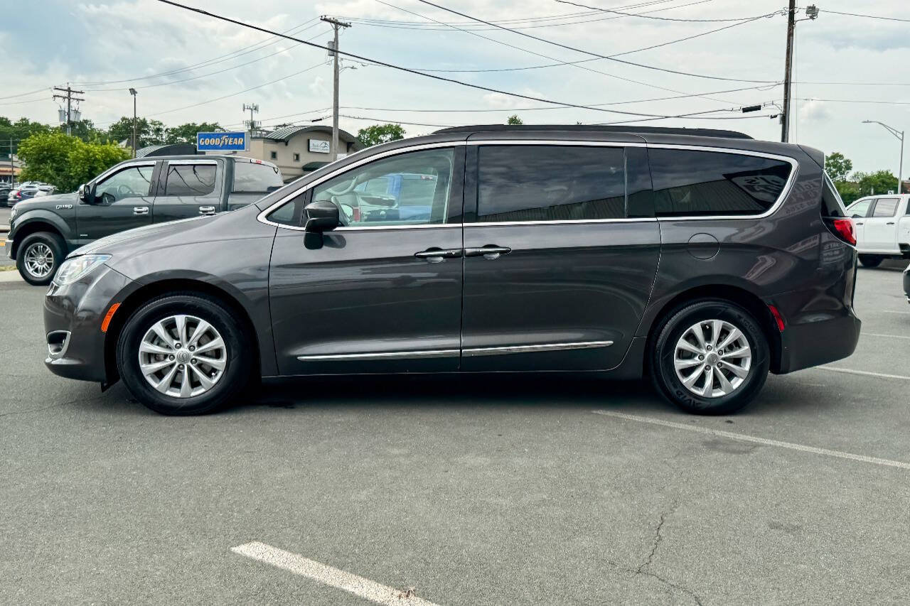 Used 2017 Chrysler Pacifica Touring-L FWD image 6