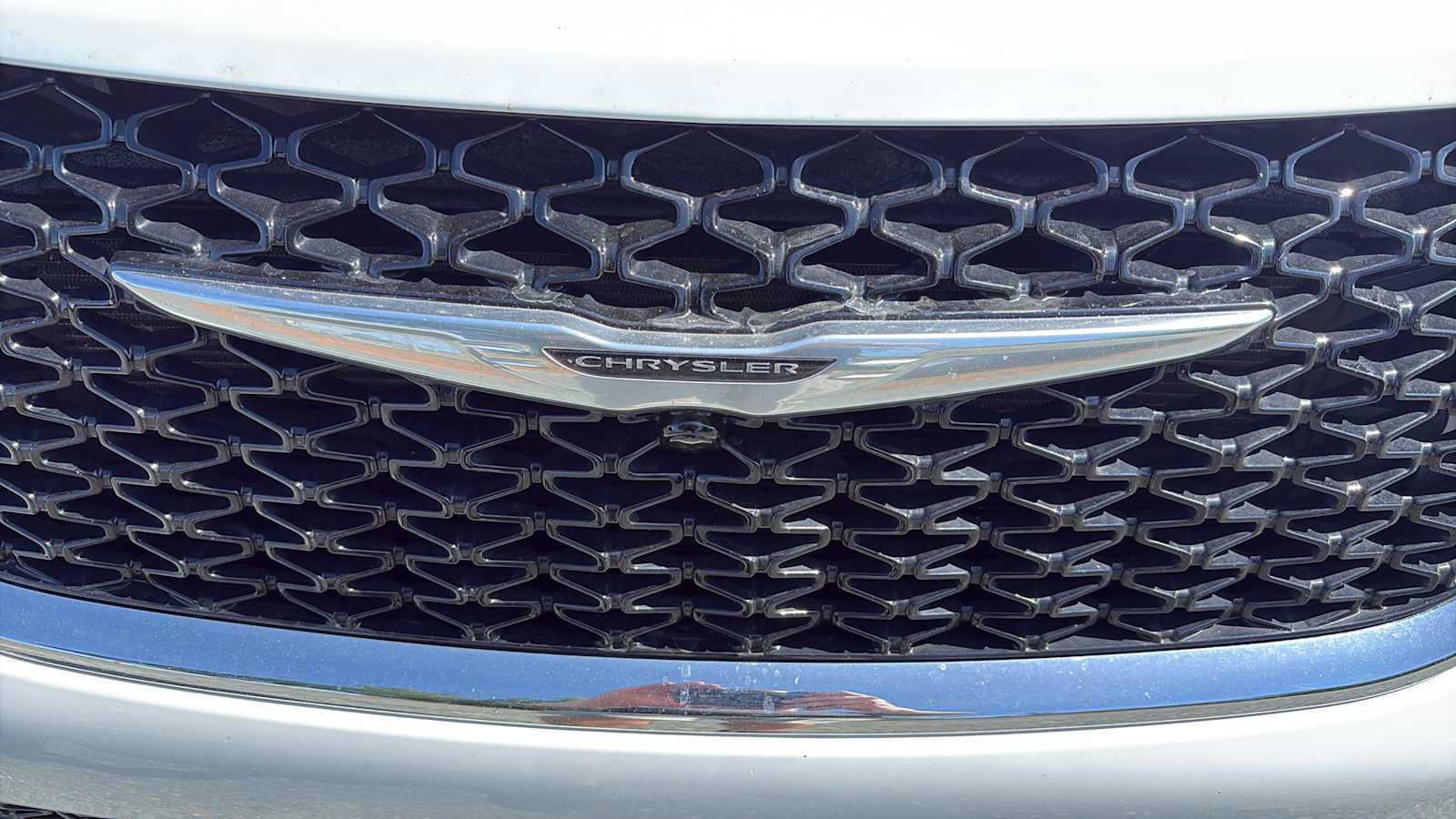 Used 2023 Chrysler Pacifica Touring-L FWD image 28