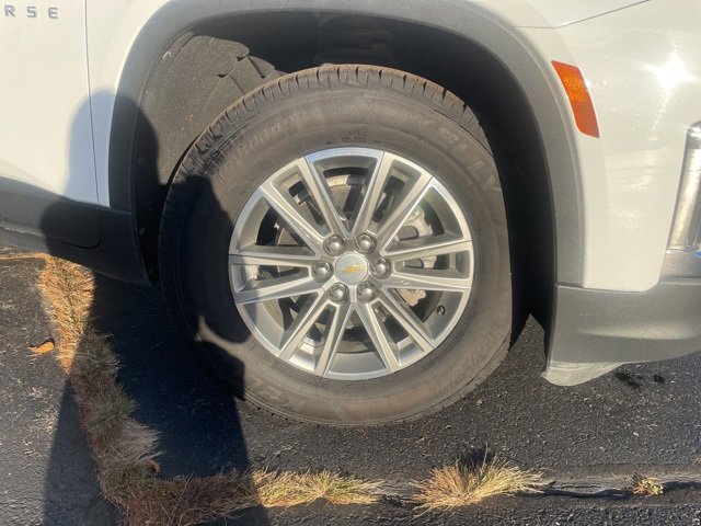 Used 2023 Chevrolet Traverse LT image 2