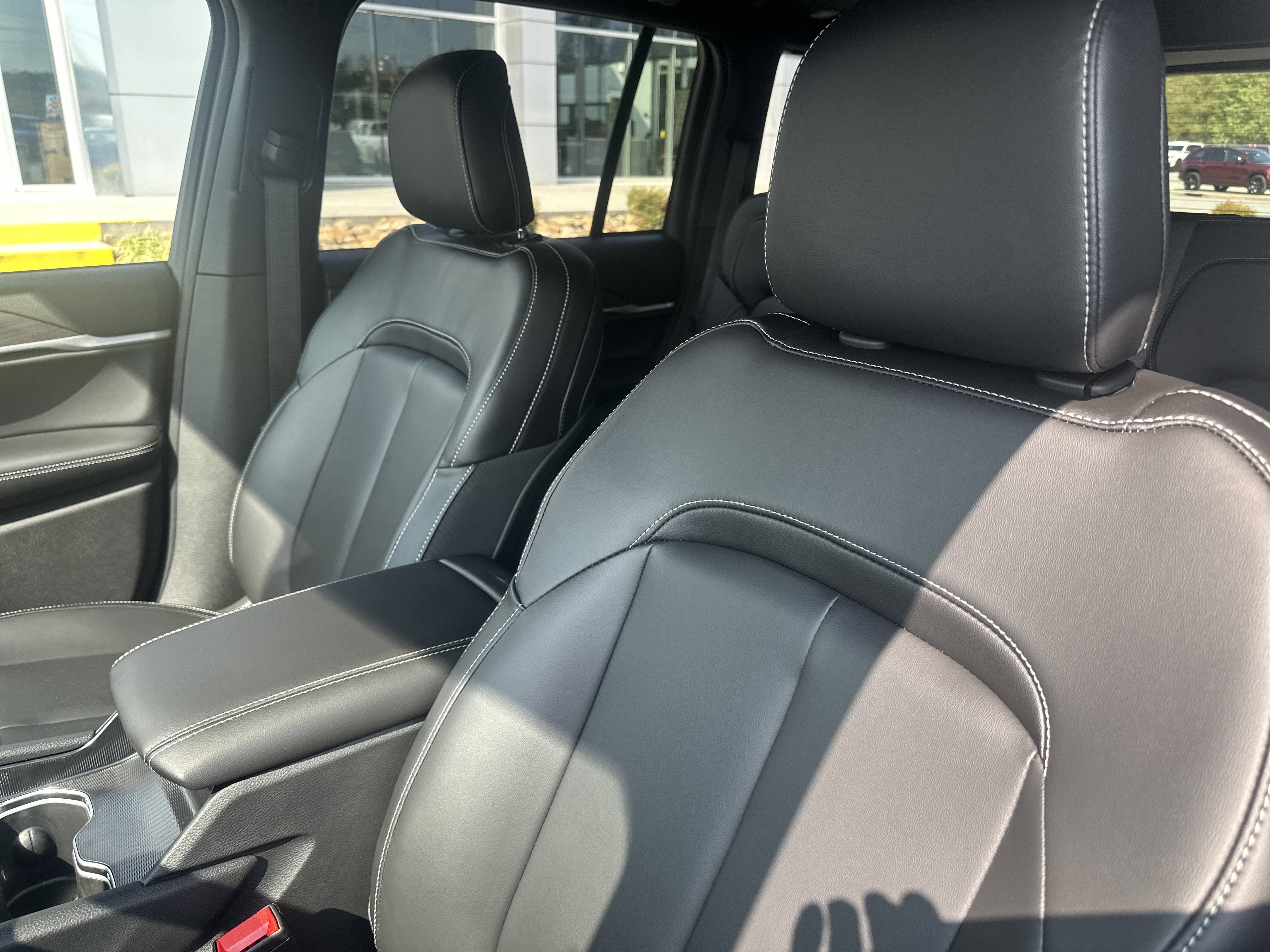 New 2025 Jeep Grand Cherokee Limited w/ Black Appearance Package AWD/4WD image 16