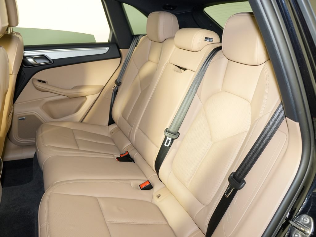 Certified 2024 Porsche Macan w/ Premium Plus Package AWD/4WD image 38