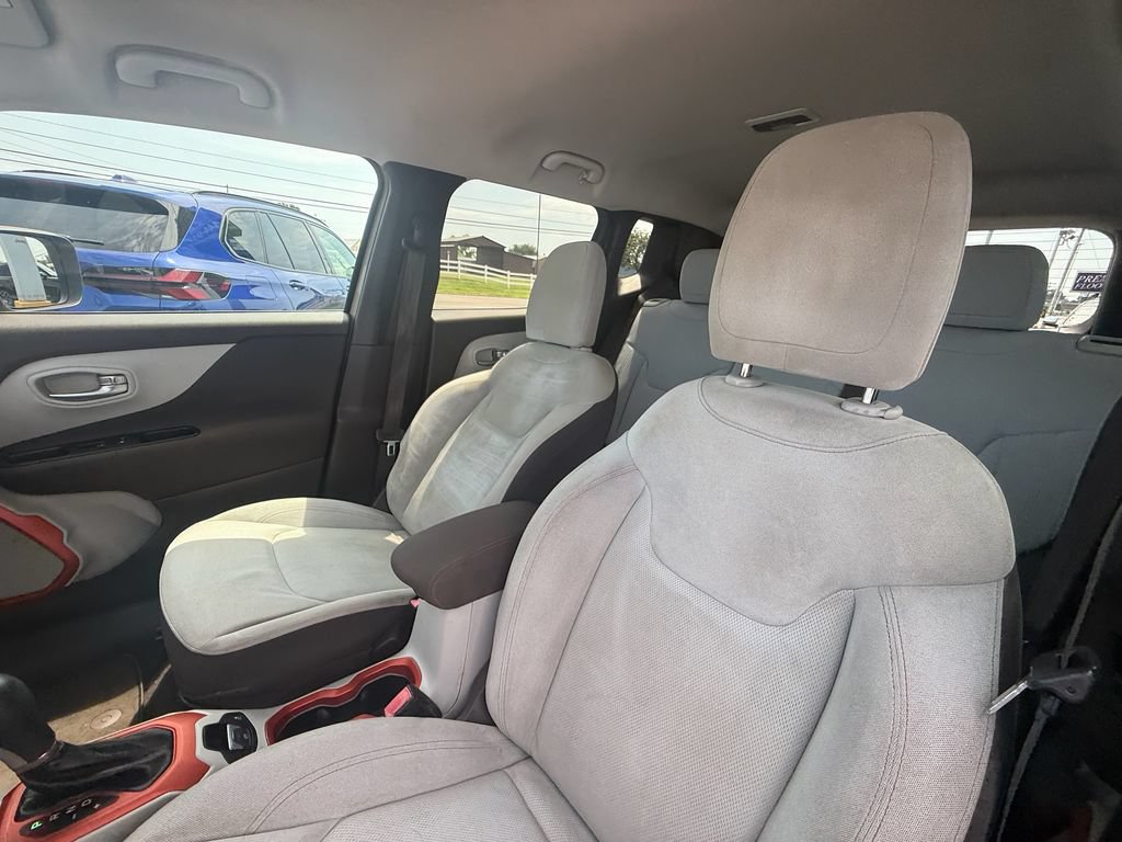 Used 2015 Jeep Renegade Latitude w/ Cold Weather Group FWD image 13