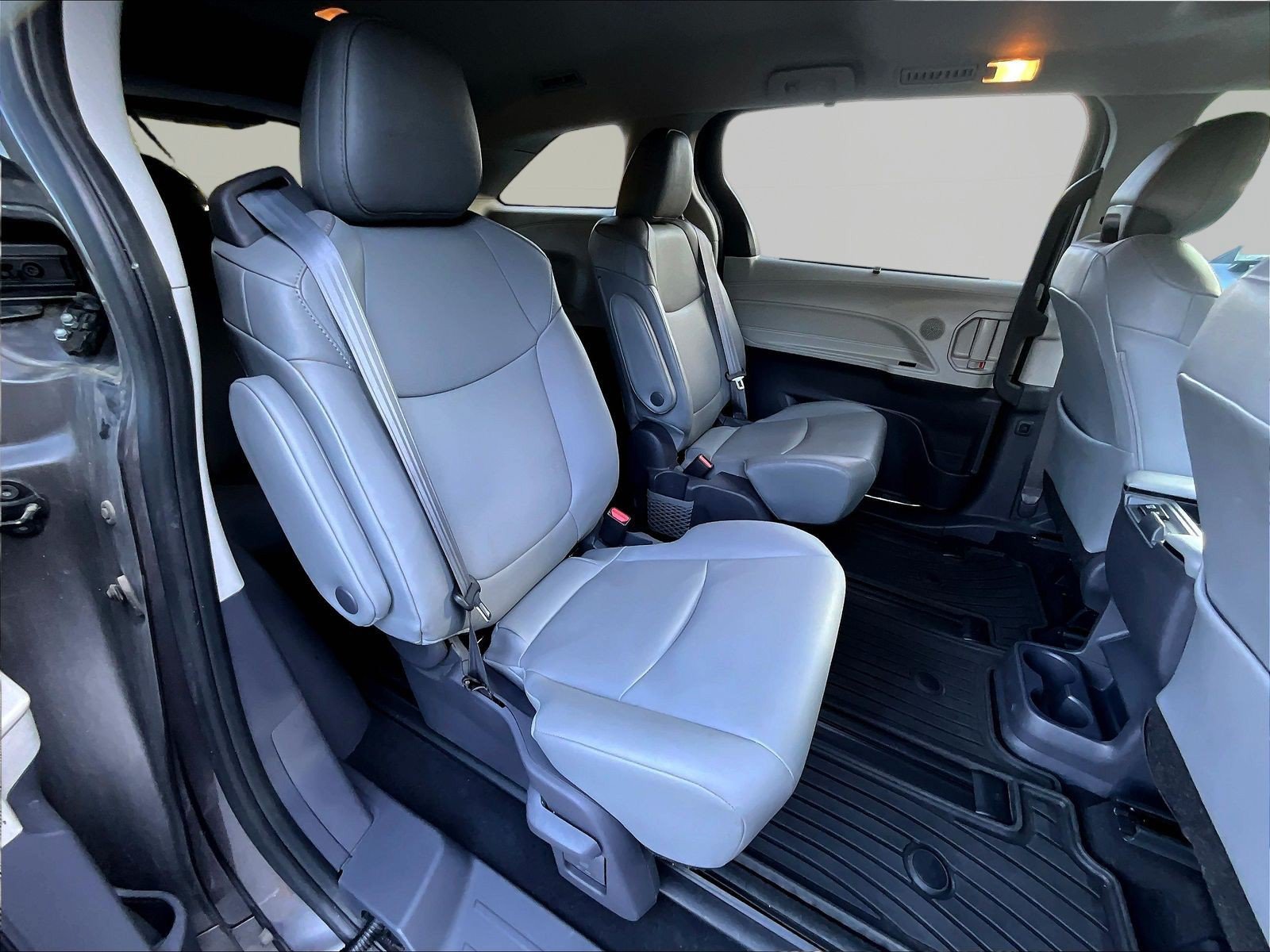Used 2021 Toyota Sienna XLE FWD image 24