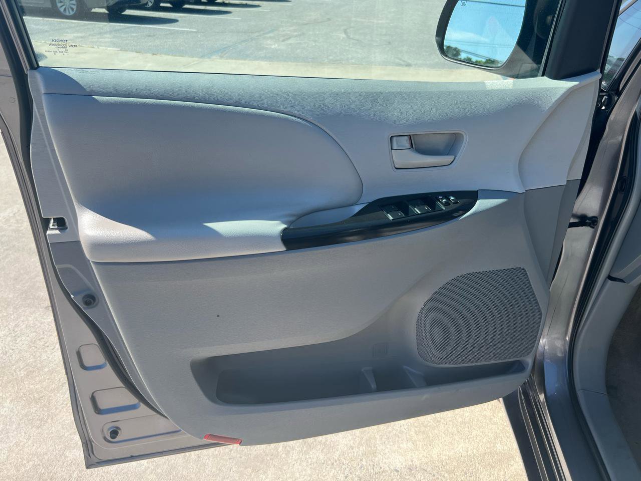 Used 2011 Toyota Sienna LE FWD image 10
