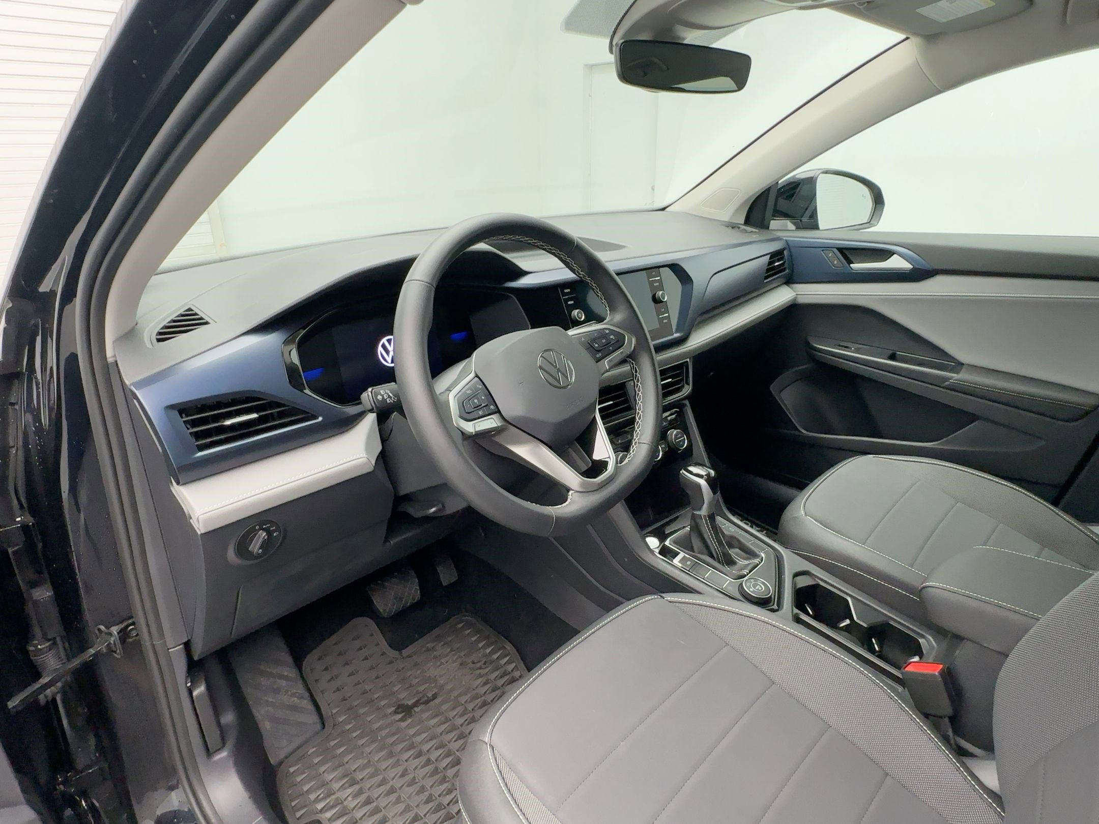 Used 2024 Volkswagen Taos SE image 4