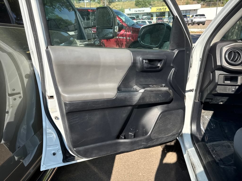 Used 2018 Toyota Tacoma SR5 AWD/4WD image 7