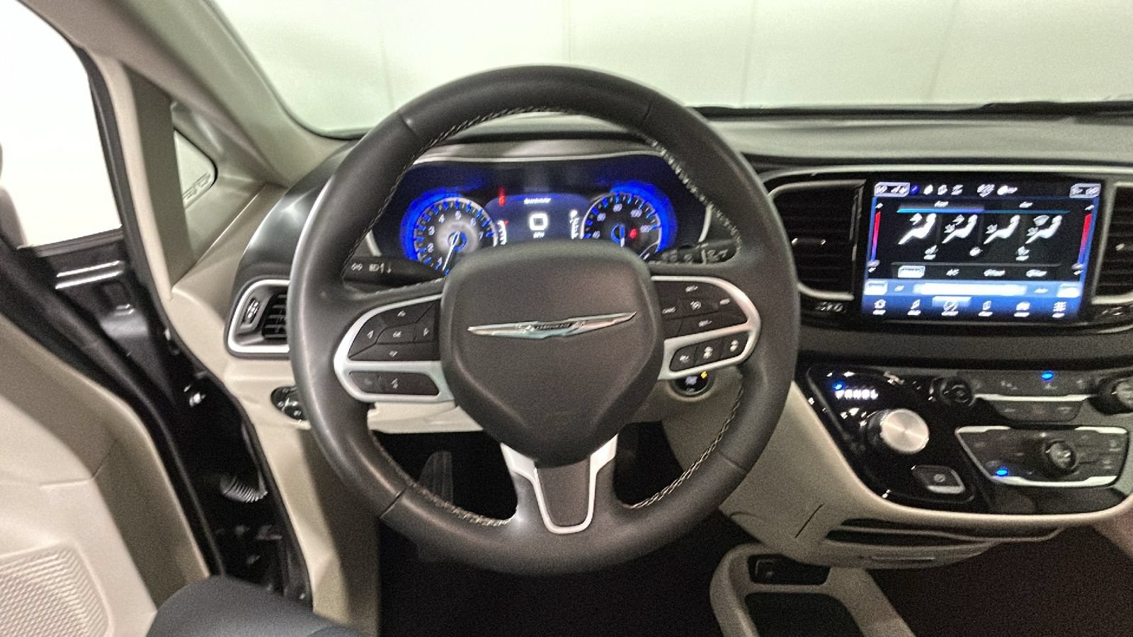 Used 2024 Chrysler Pacifica Touring-L FWD image 16