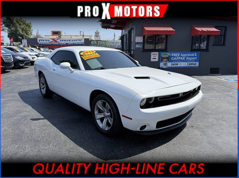 Used 2019 Dodge Challenger SXT image 1