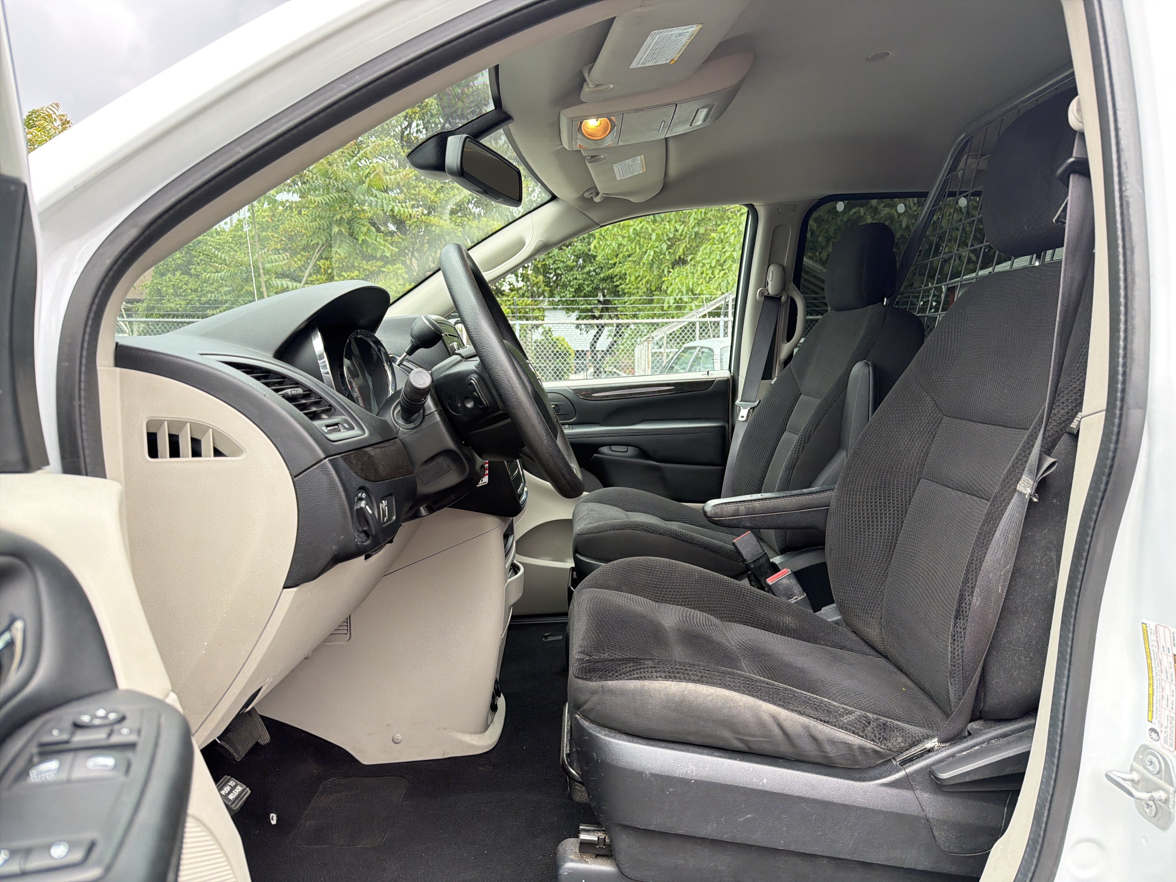 Used 2019 Dodge Grand Caravan w/ UConnect Hands-Free Group FWD image 8