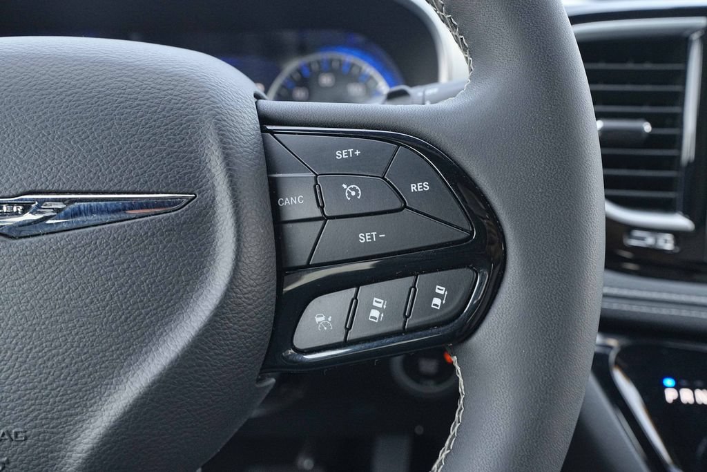 Used 2025 Chrysler Pacifica Limited FWD image 34
