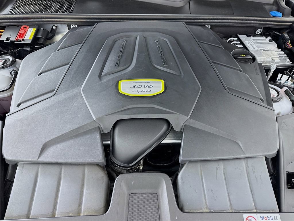 Certified 2023 Porsche Cayenne Platinum Edition image 32