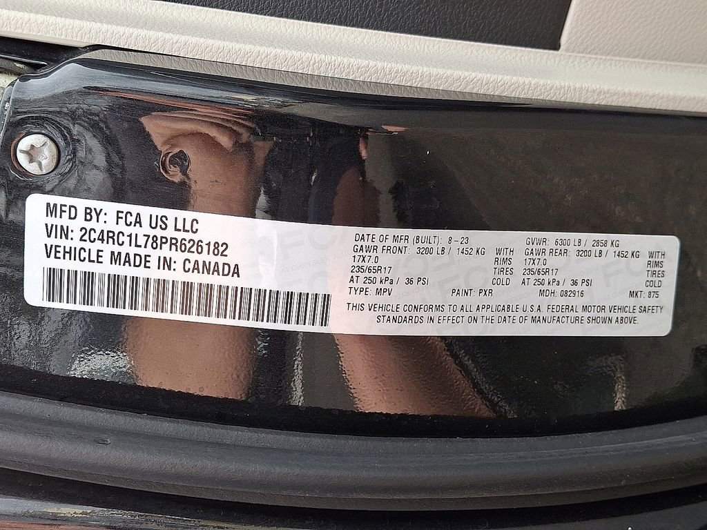 Used 2023 Chrysler Pacifica Touring-L image 28