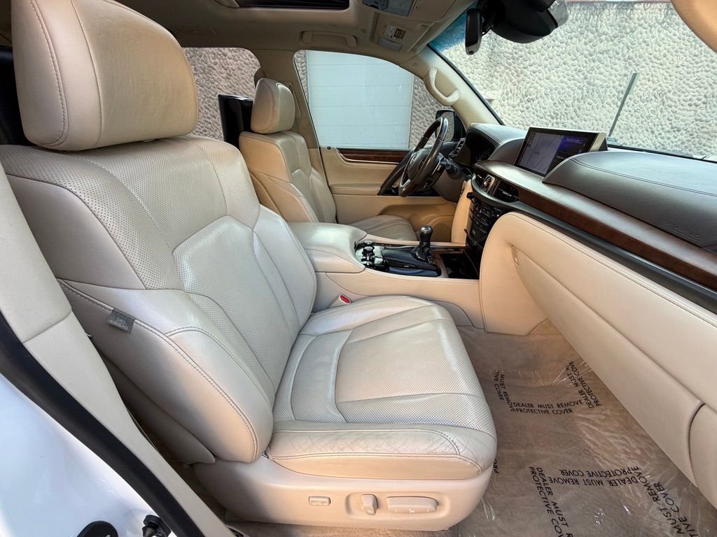 Used 2016 Lexus LX 570 4WD w/ Luxury Package image 28