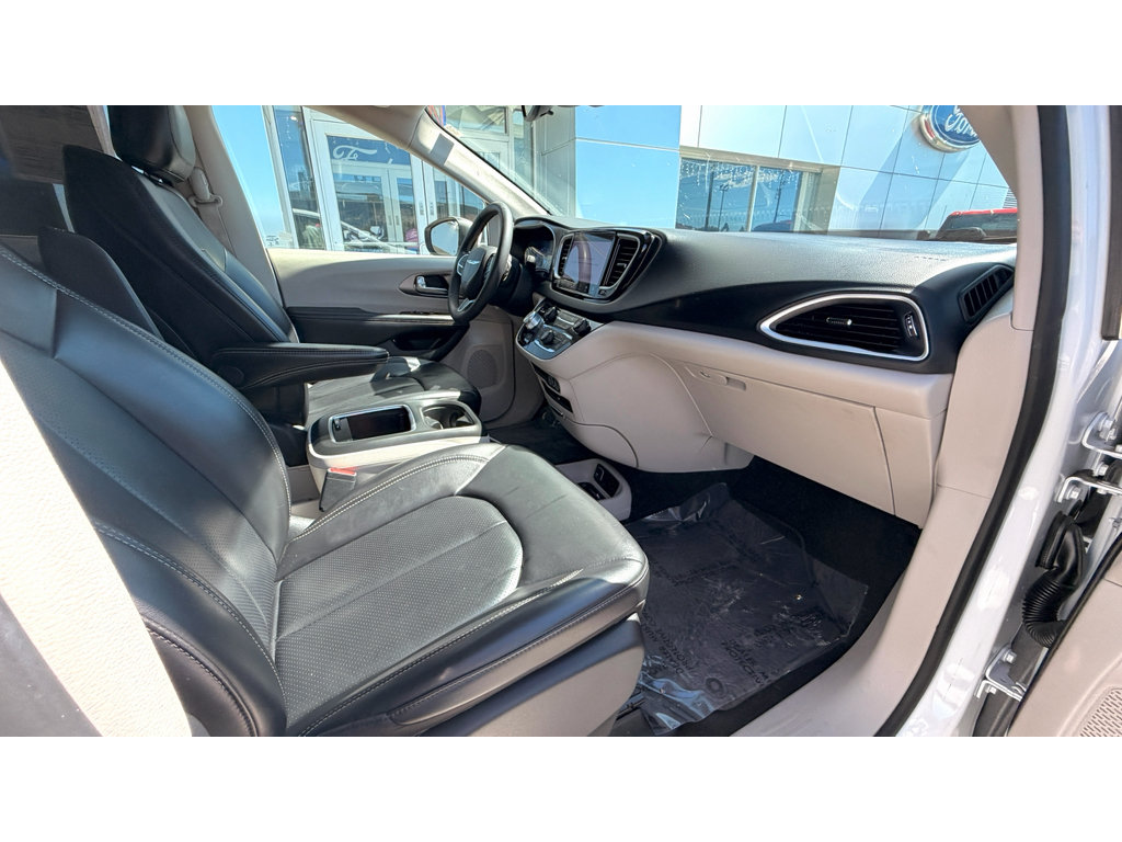 Used 2023 Chrysler Pacifica Touring-L FWD image 7