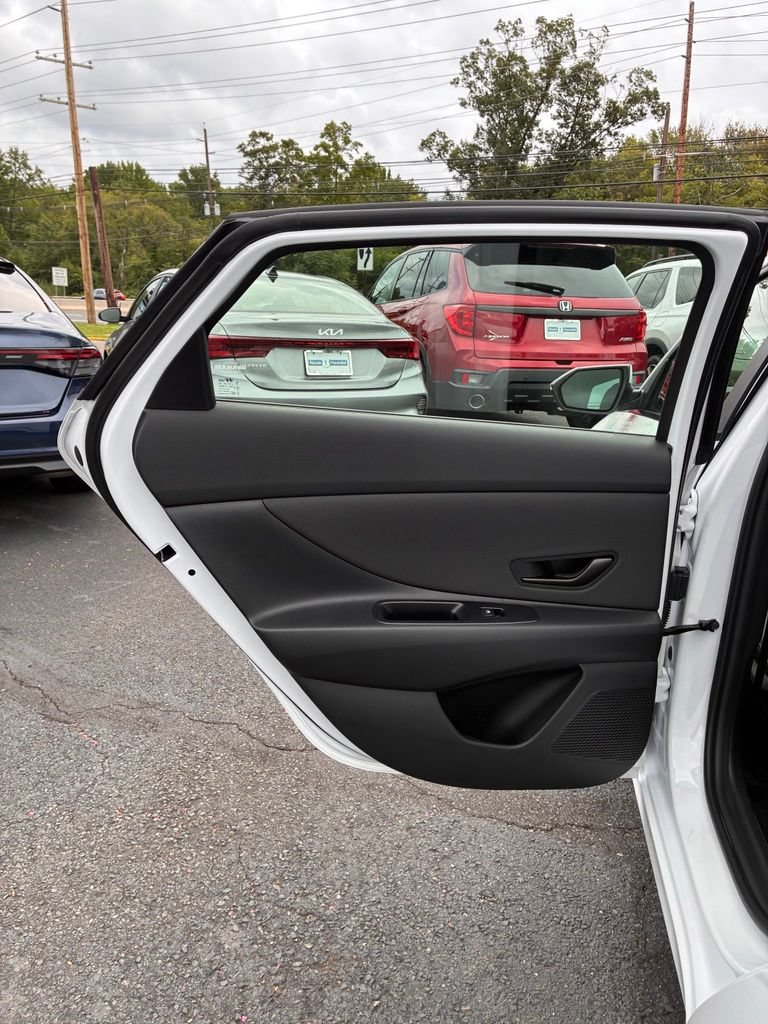 Used 2025 Hyundai Elantra Limited FWD image 23