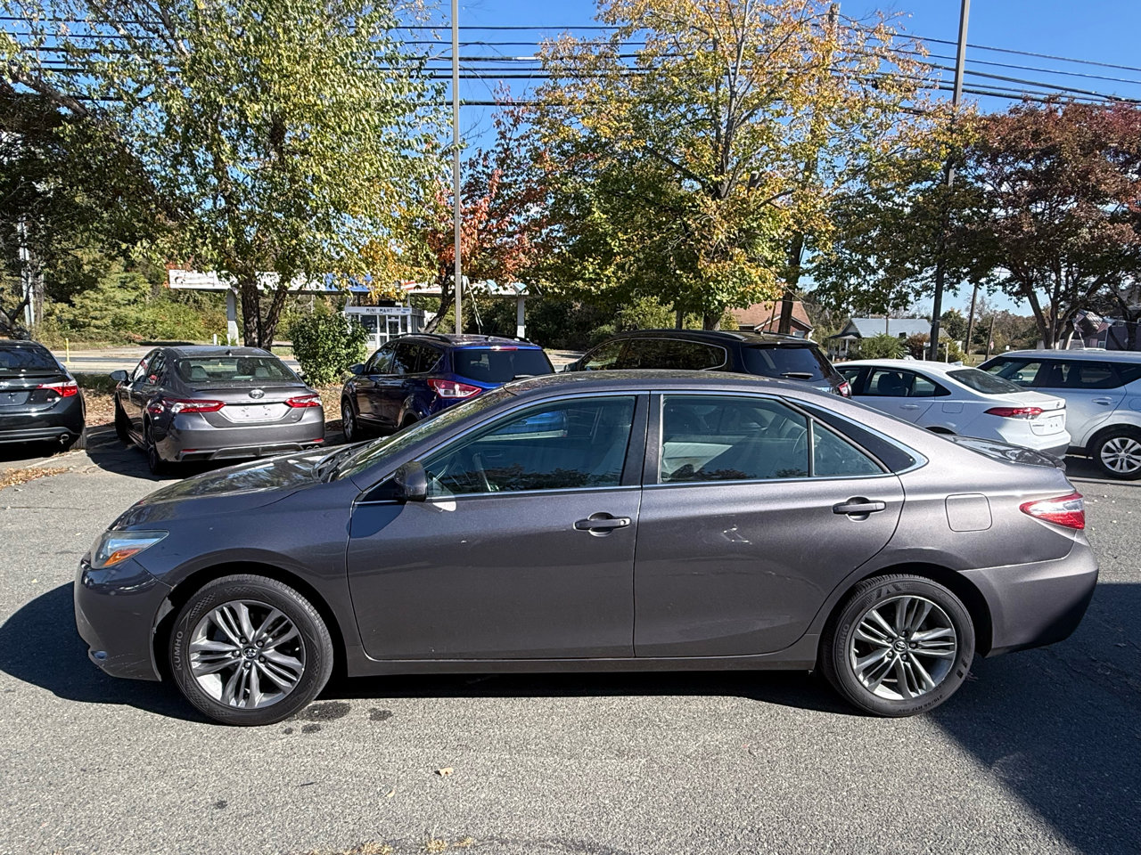 Used 2017 Toyota Camry SE image 4