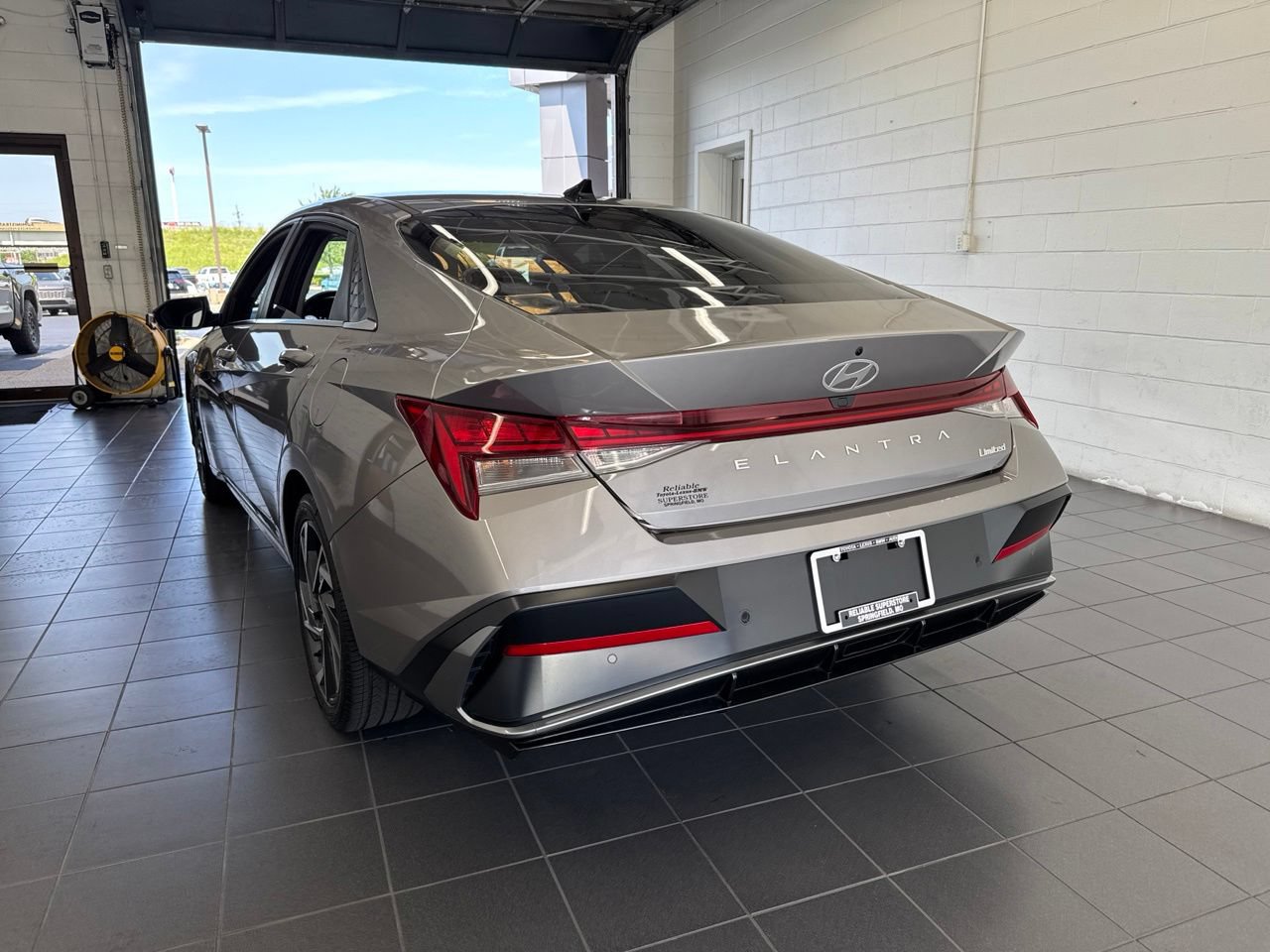 Used 2024 Hyundai Elantra Limited FWD image 6