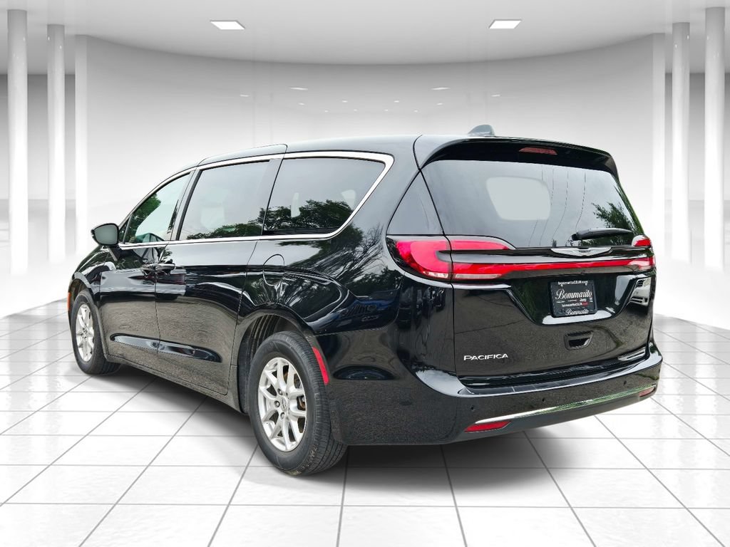 Used 2025 Chrysler Pacifica Select FWD image 5