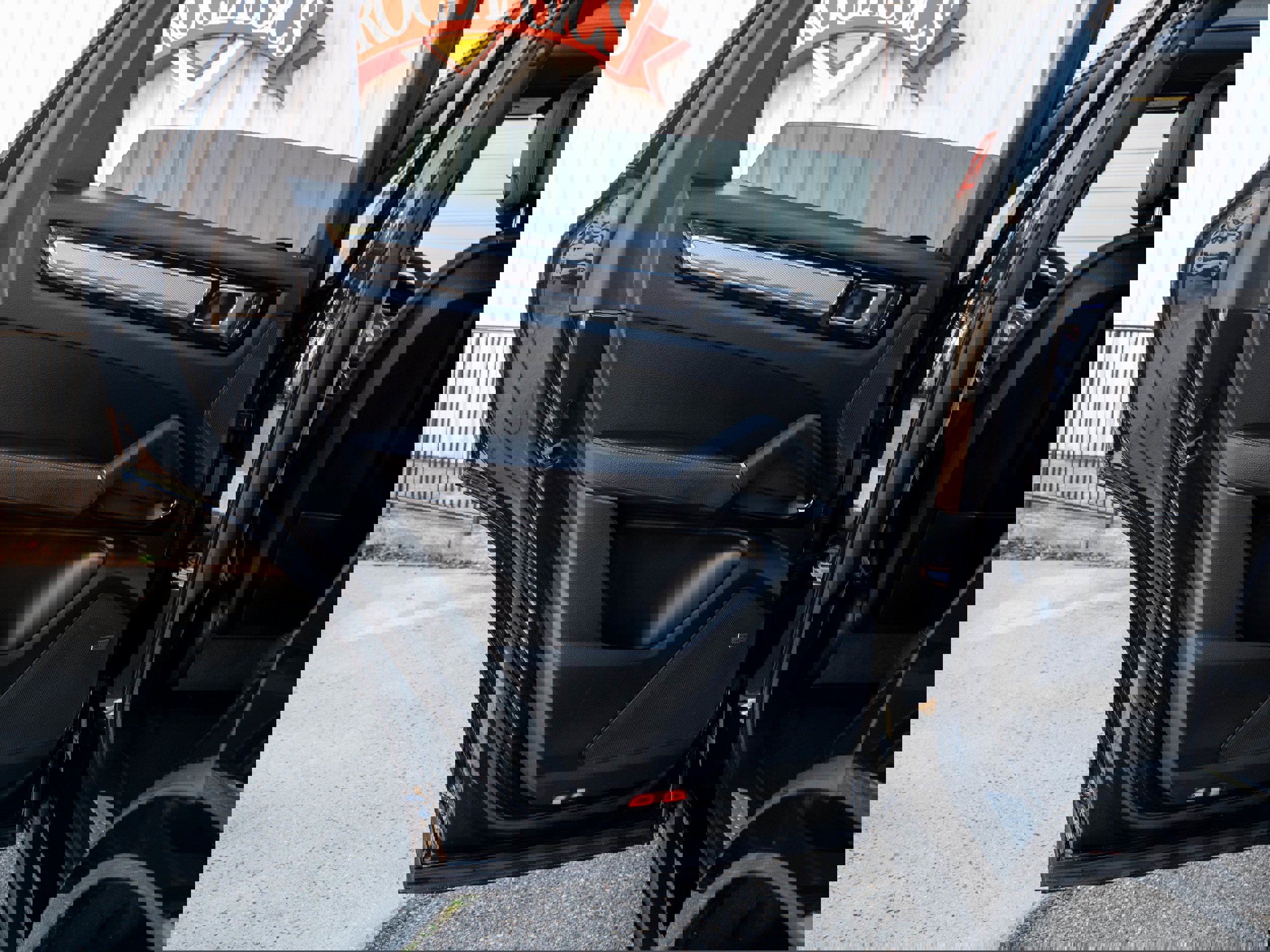 Certified 2023 Porsche Cayenne Platinum Edition image 31