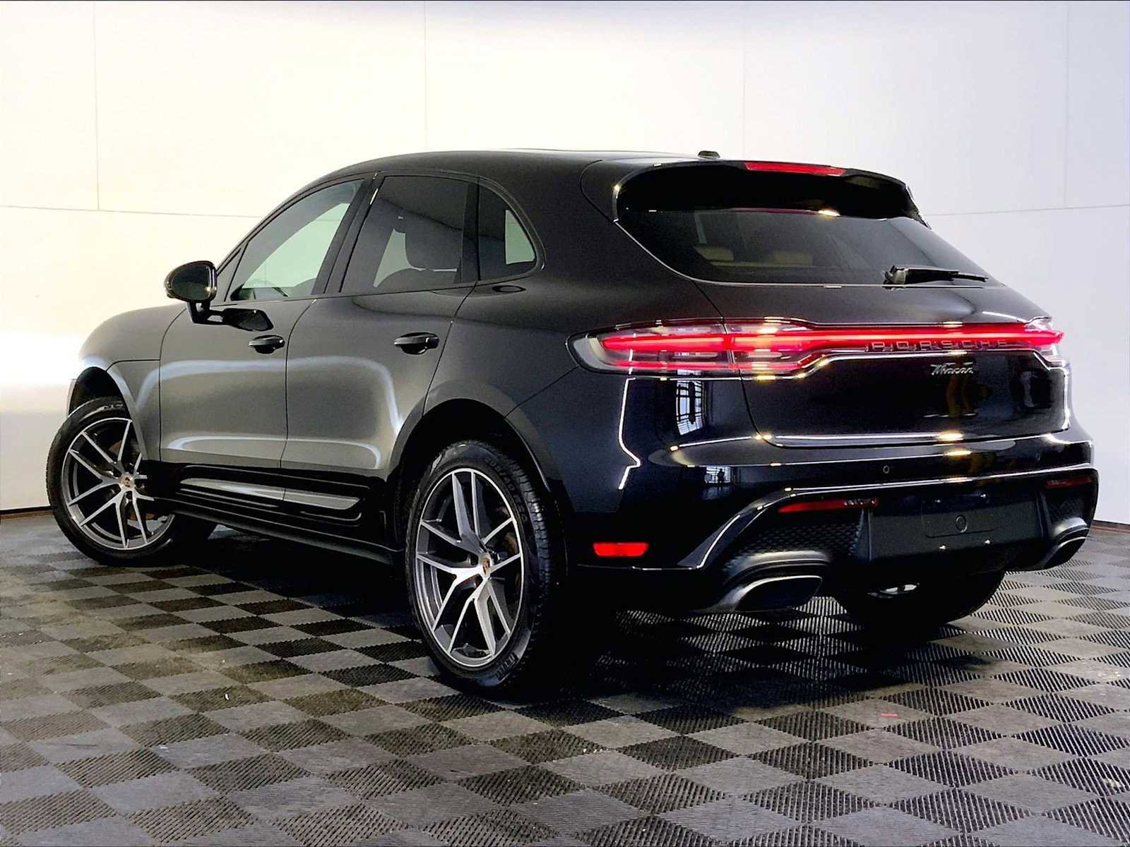 Certified 2023 Porsche Macan AWD/4WD image 3