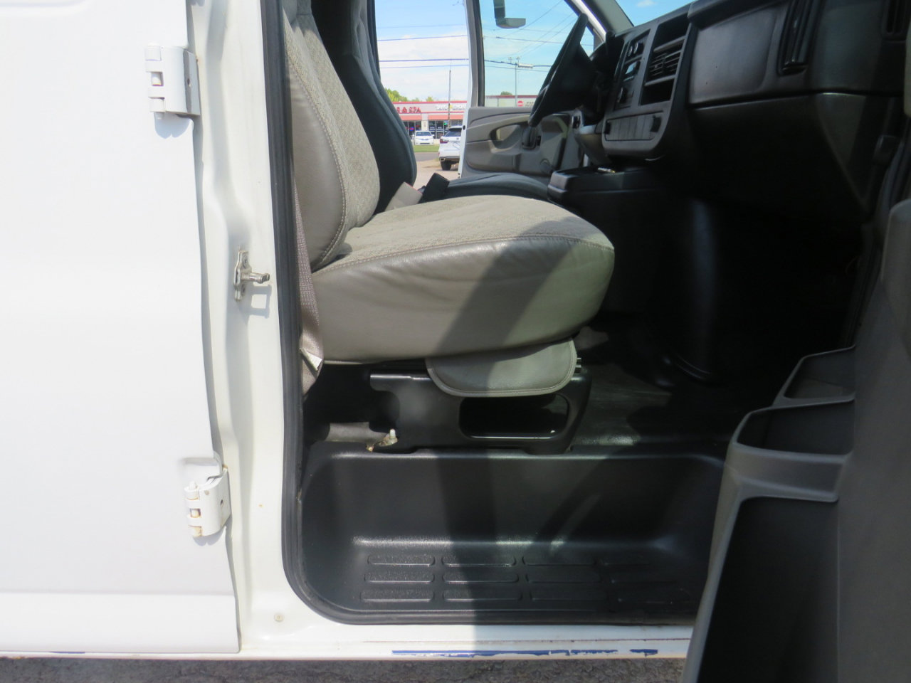 Used 2009 Chevrolet Express 2500 Extended image 30