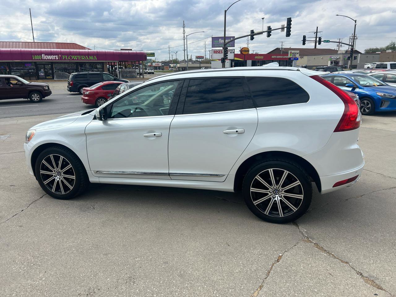 Used 2016 Volvo XC60 T6 w/ Proximity Package AWD/4WD image 6