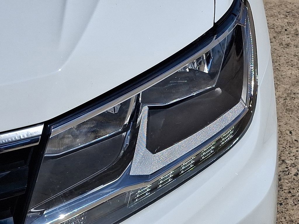 Used 2021 Volkswagen Tiguan SE R-Line image 9