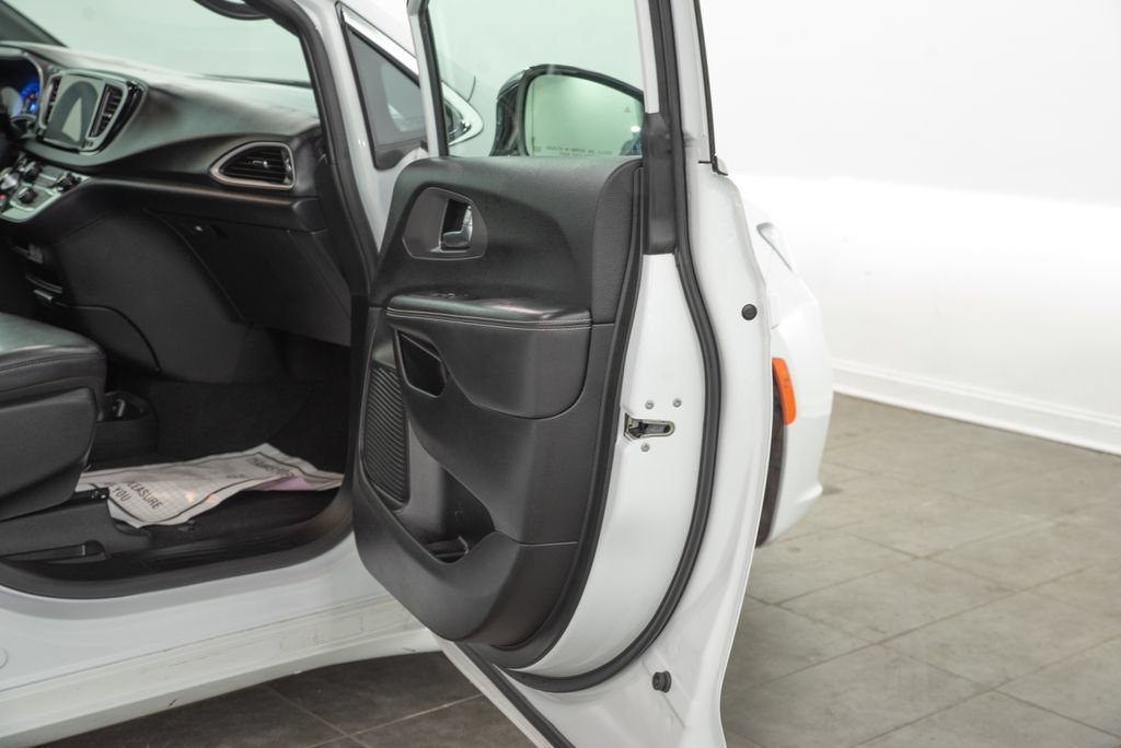 Used 2025 Chrysler Pacifica Select FWD image 16