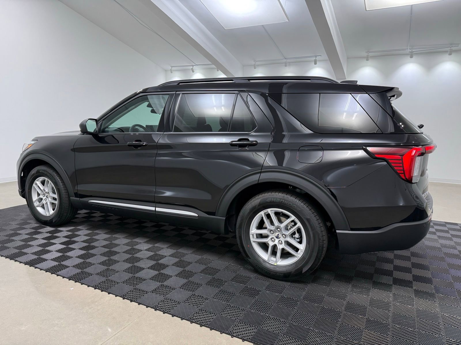 Used 2025 Ford Explorer Active w/ Active Comfort Package image 4