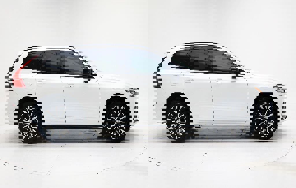 Used 2024 Volvo XC60 B5 Plus w/ Protection Package Premier image 3