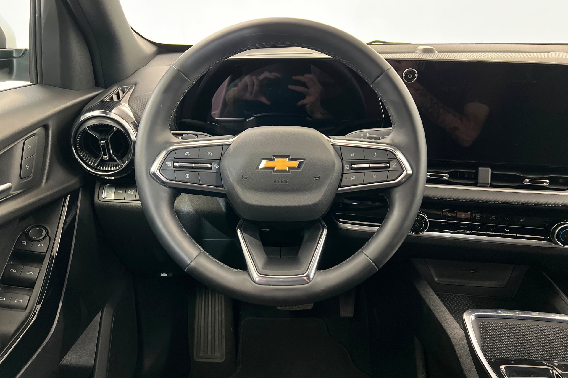Used 2026 Chevrolet Equinox LT AWD/4WD image 13