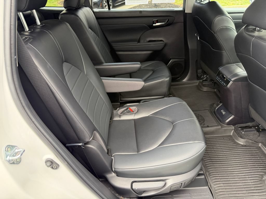 Used 2023 Toyota Highlander XLE FWD image 17