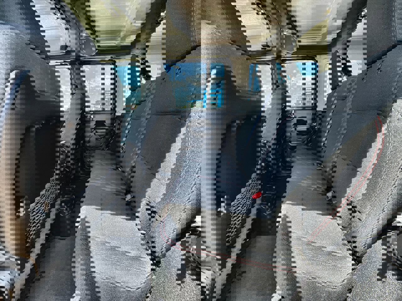 Used 2025 Jeep Wrangler Unlimited Rubicon image 23