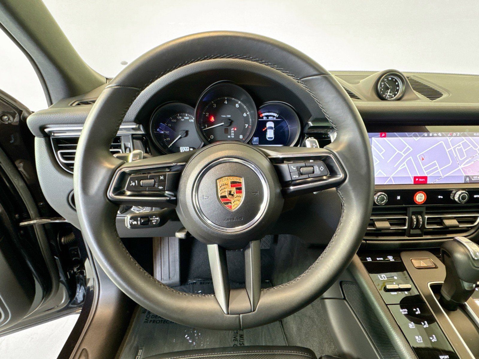 Certified 2025 Porsche Macan image 13