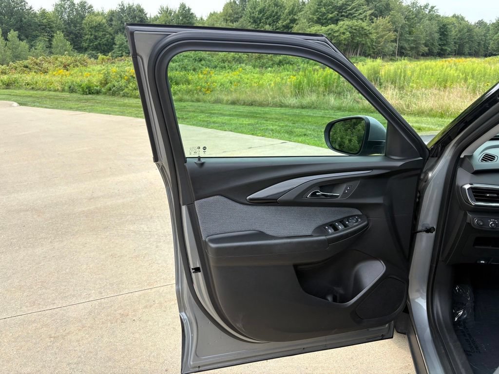 Used 2023 Chevrolet TrailBlazer LT FWD image 13