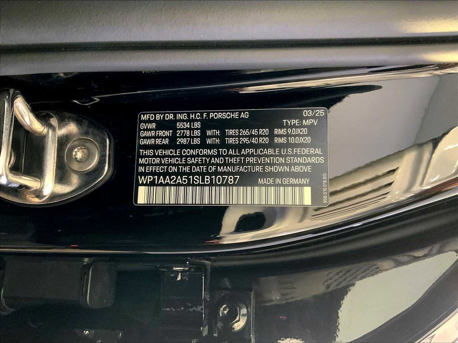 Certified 2025 Porsche Macan image 36