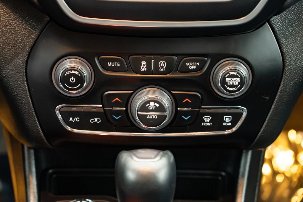 Used 2023 Jeep Cherokee Altitude Lux AWD/4WD image 12