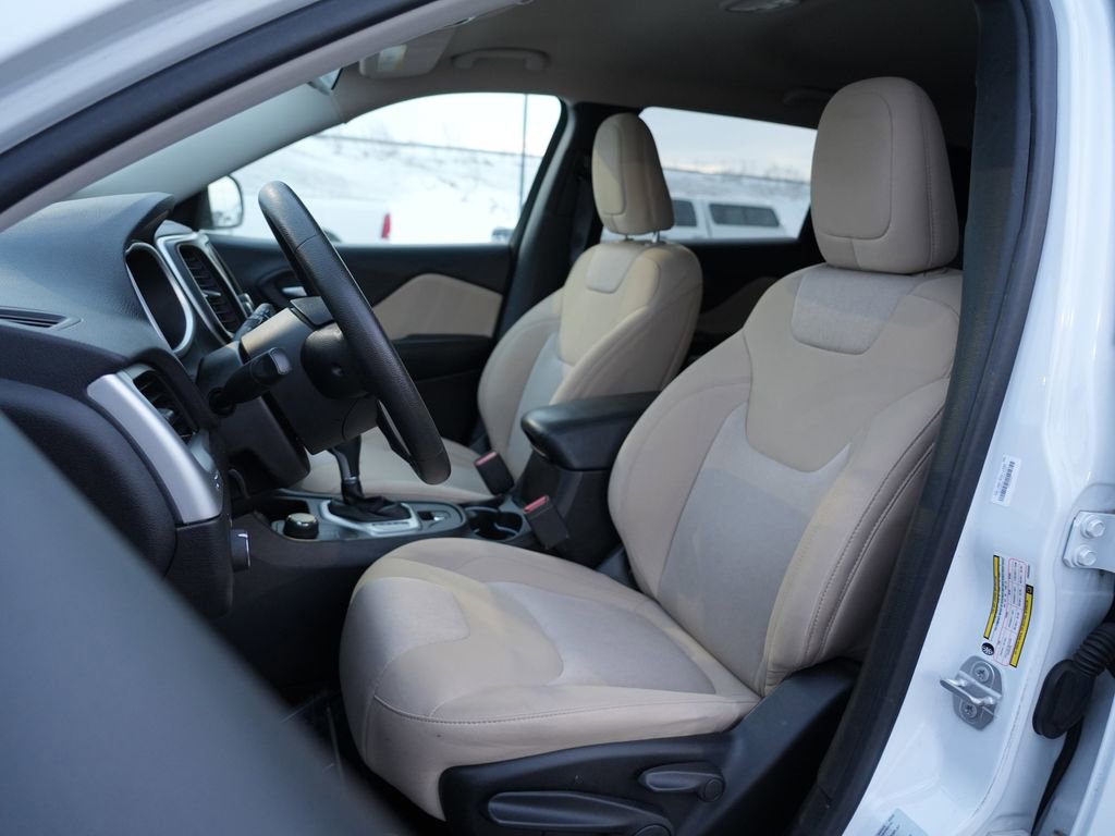 Used 2017 Jeep Cherokee Sport image 12