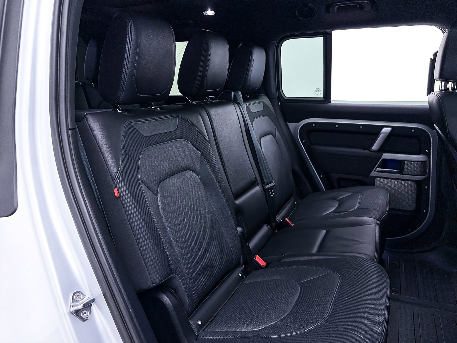 Used 2023 Land Rover Defender 130 X-Dynamic SE AWD/4WD image 40