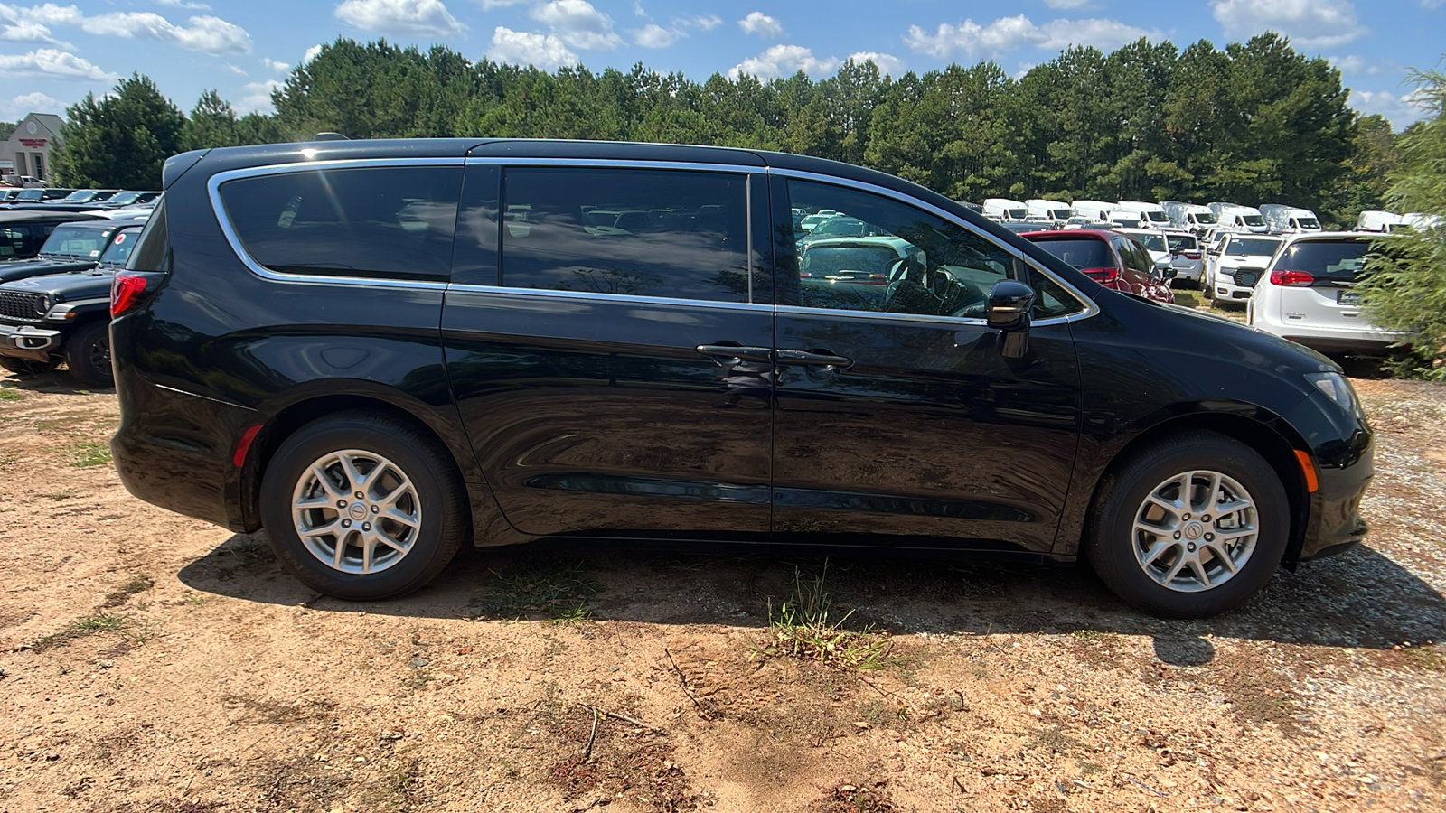 New 2026 Chrysler Voyager LX image 7