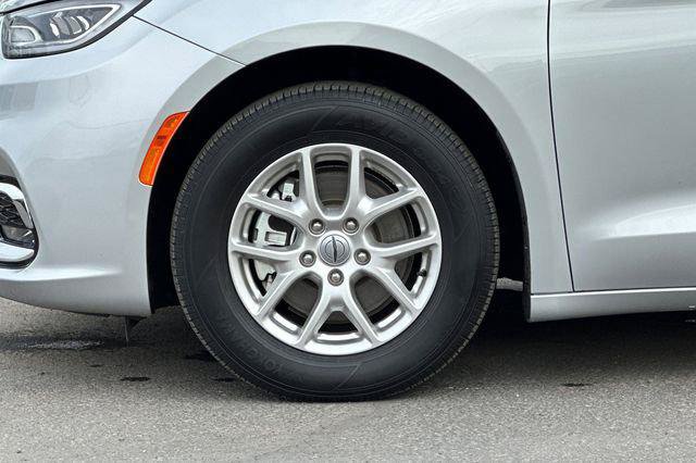 Certified 2024 Chrysler Pacifica Touring-L FWD image 26