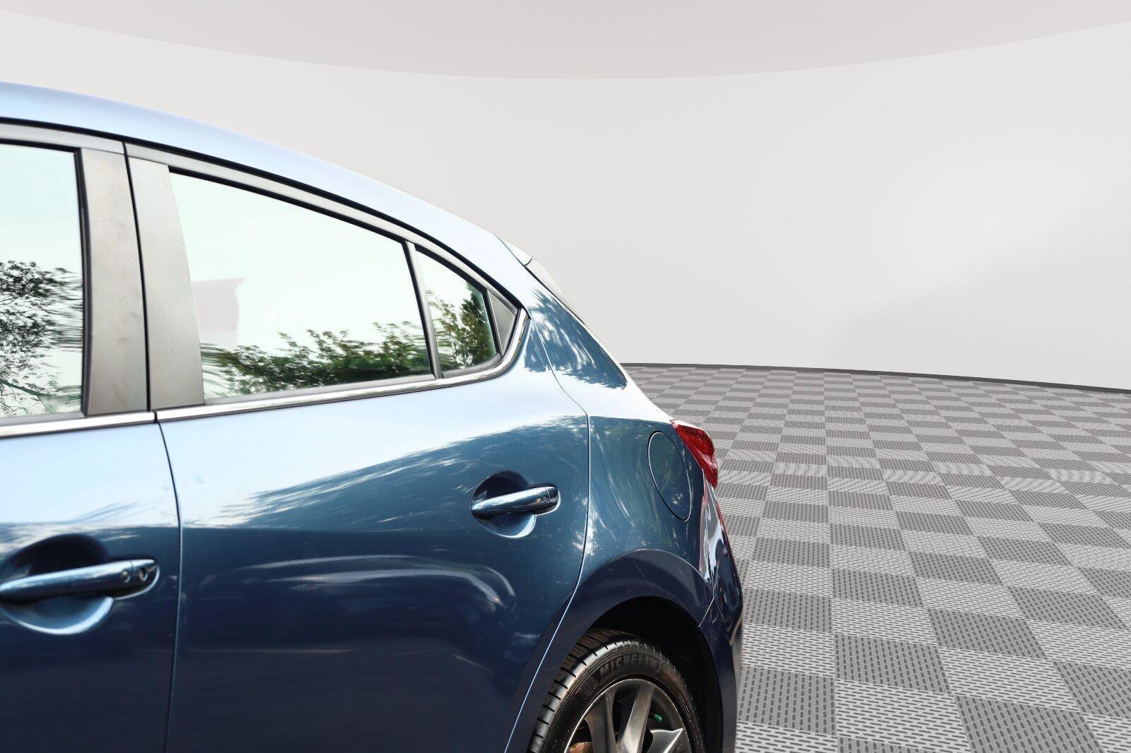 Used 2018 MAZDA MAZDA3 Touring FWD image 11