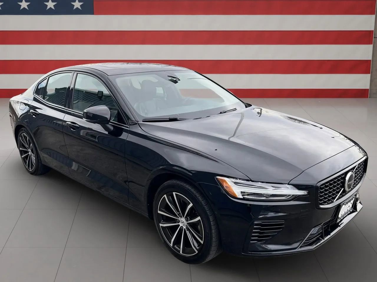 Used 2023 Volvo S60 T8 Plus image 2