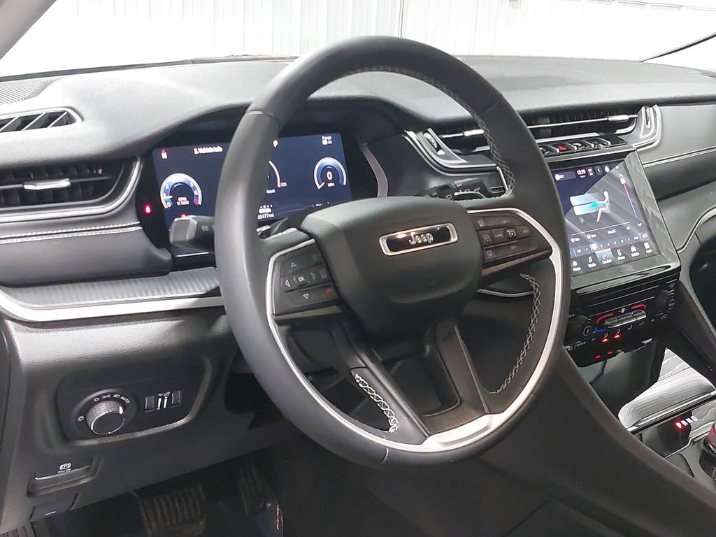 Used 2023 Jeep Grand Cherokee Laredo image 15