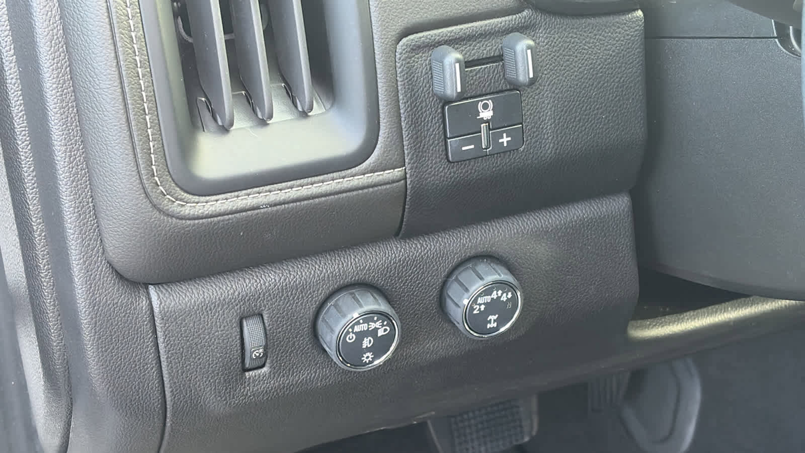 Certified 2022 GMC Canyon Elevation w/ Elevation Premium Package image 9