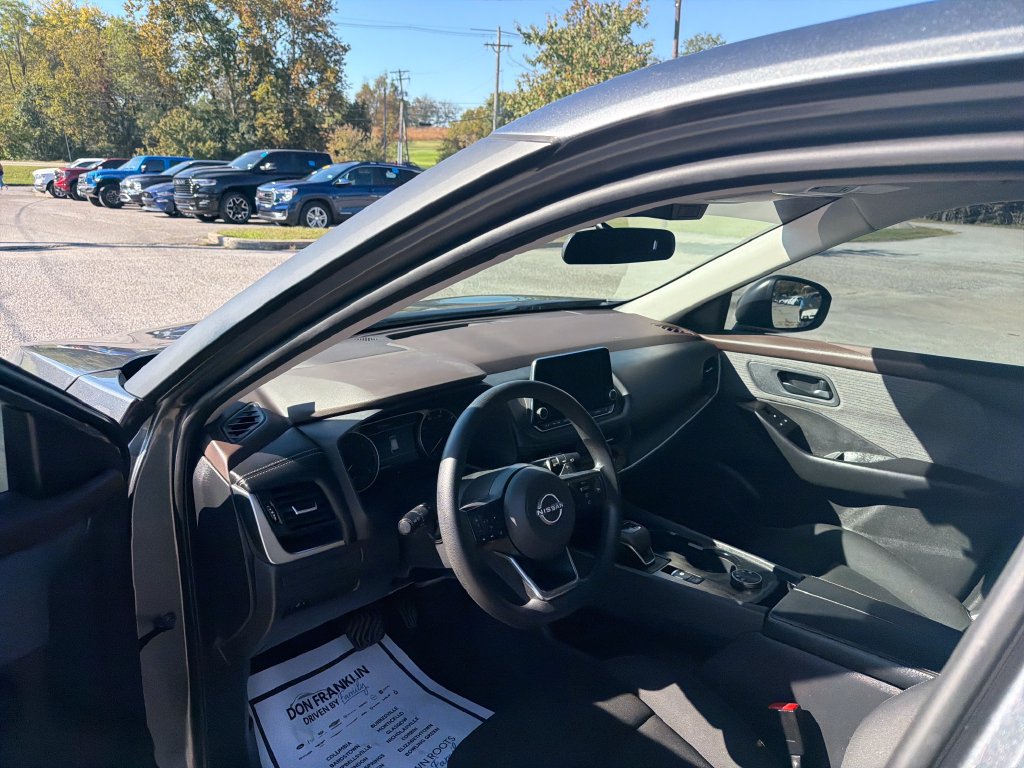 Used 2023 Nissan Rogue S AWD/4WD image 15