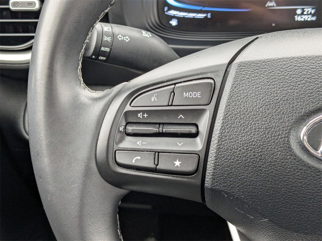 Used 2025 Hyundai Venue SEL image 18