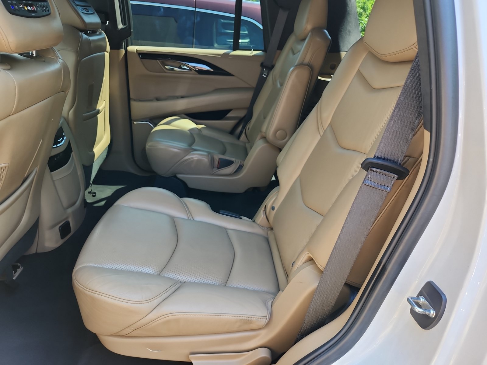 Used 2018 Cadillac Escalade Platinum AWD/4WD image 16
