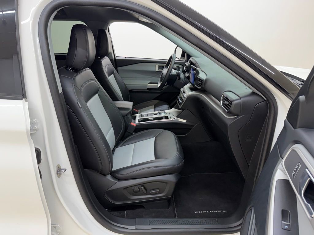 Used 2024 Ford Explorer XLT w/ Equipment Group 202A image 11